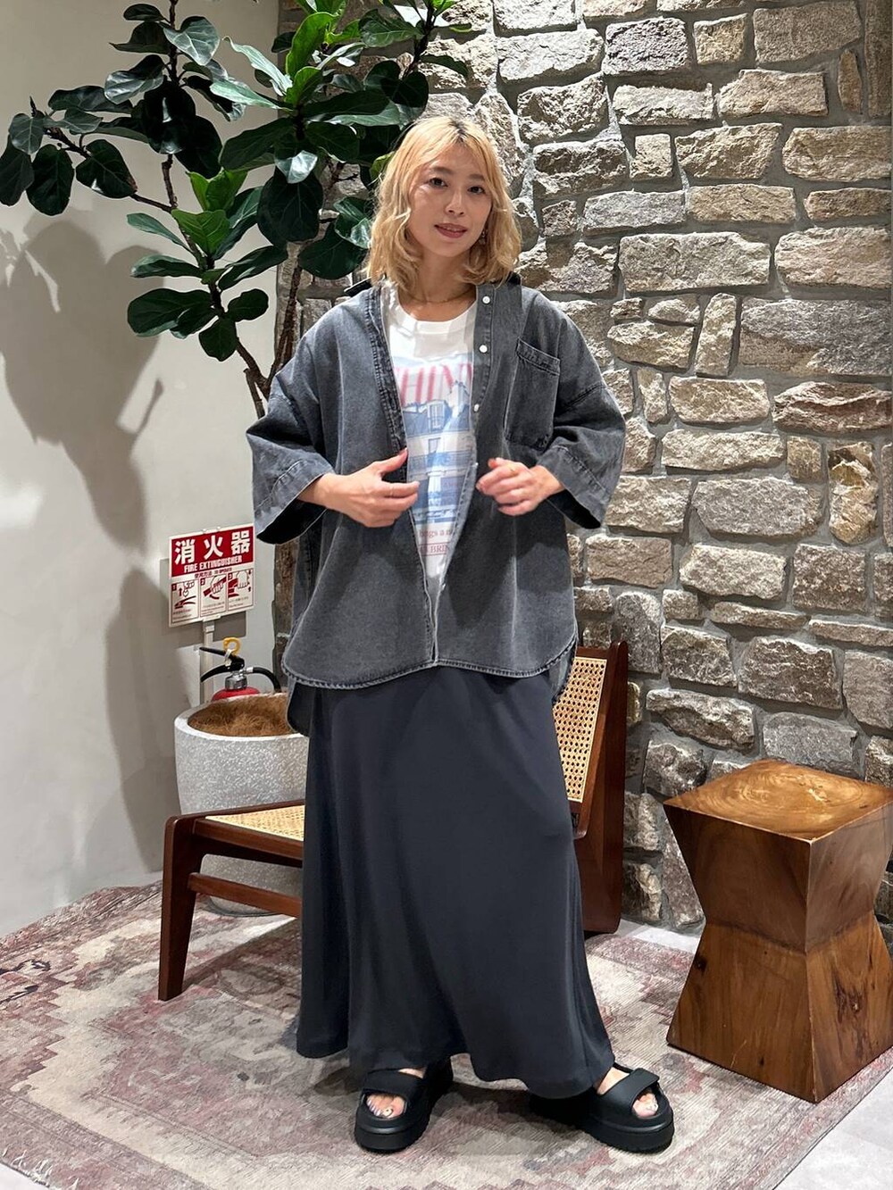 ブラック系のサンダル、ピンク系のTシャツ/カットソー、グレー系のシャツ/ブラウスを着用したレディースの春コーディネートの4枚目の写真