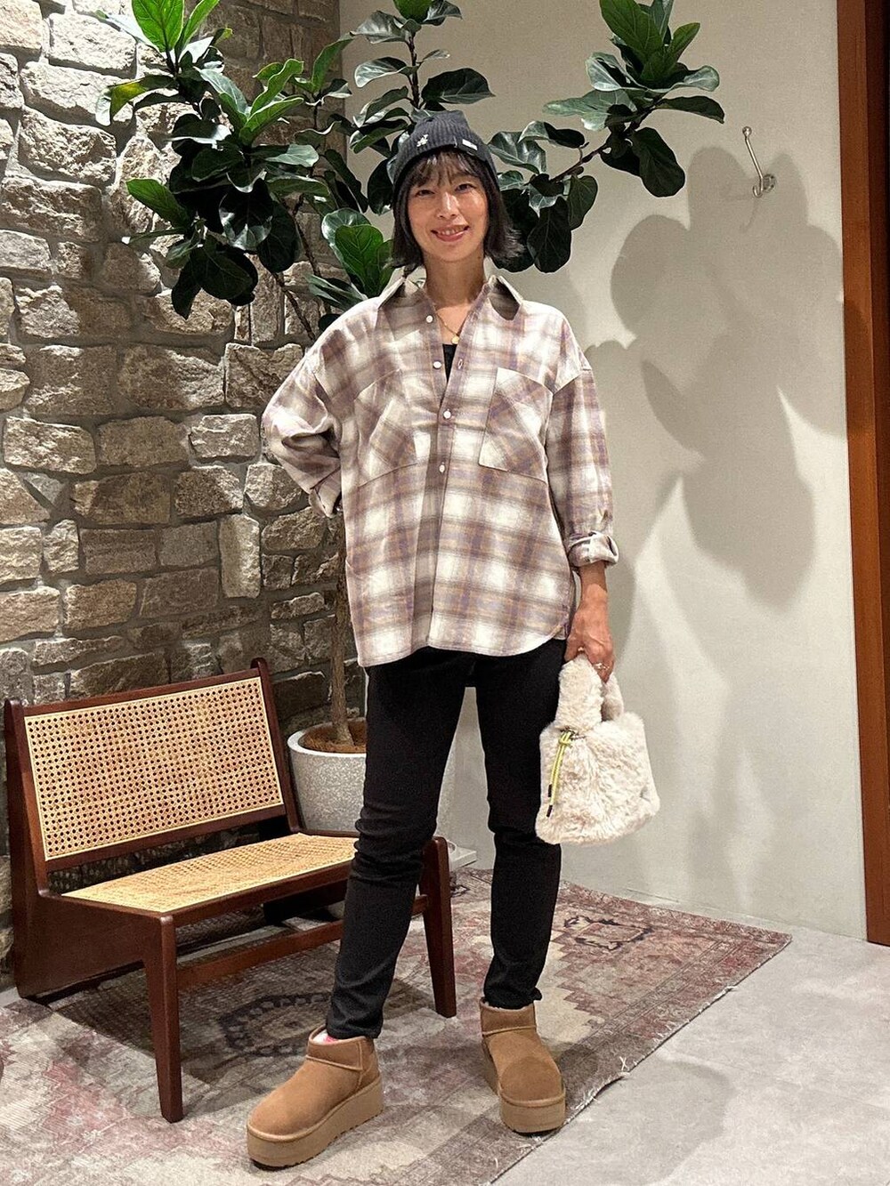 ブラック系のその他パンツ、パープル系のシャツ/ブラウス、ホワイト系のショルダーバッグを着用したレディースの秋コーディネートの3枚目の写真