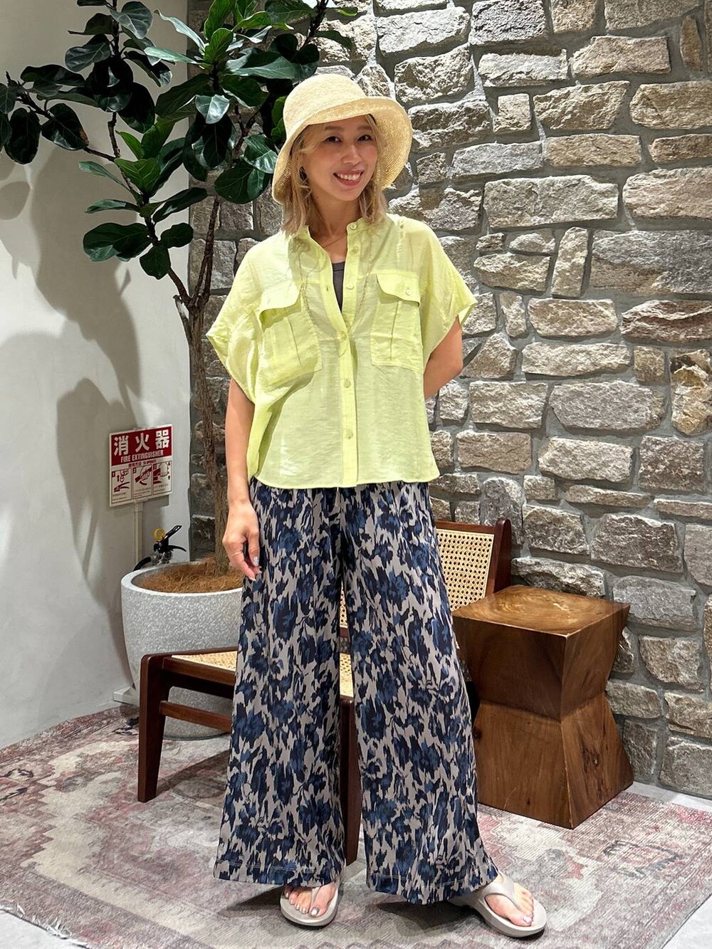 イエロー系のシャツ/ブラウス、ベージュ系のサンダル、ベージュ系のその他パンツを着用したレディースの夏コーディネートの2枚目の写真