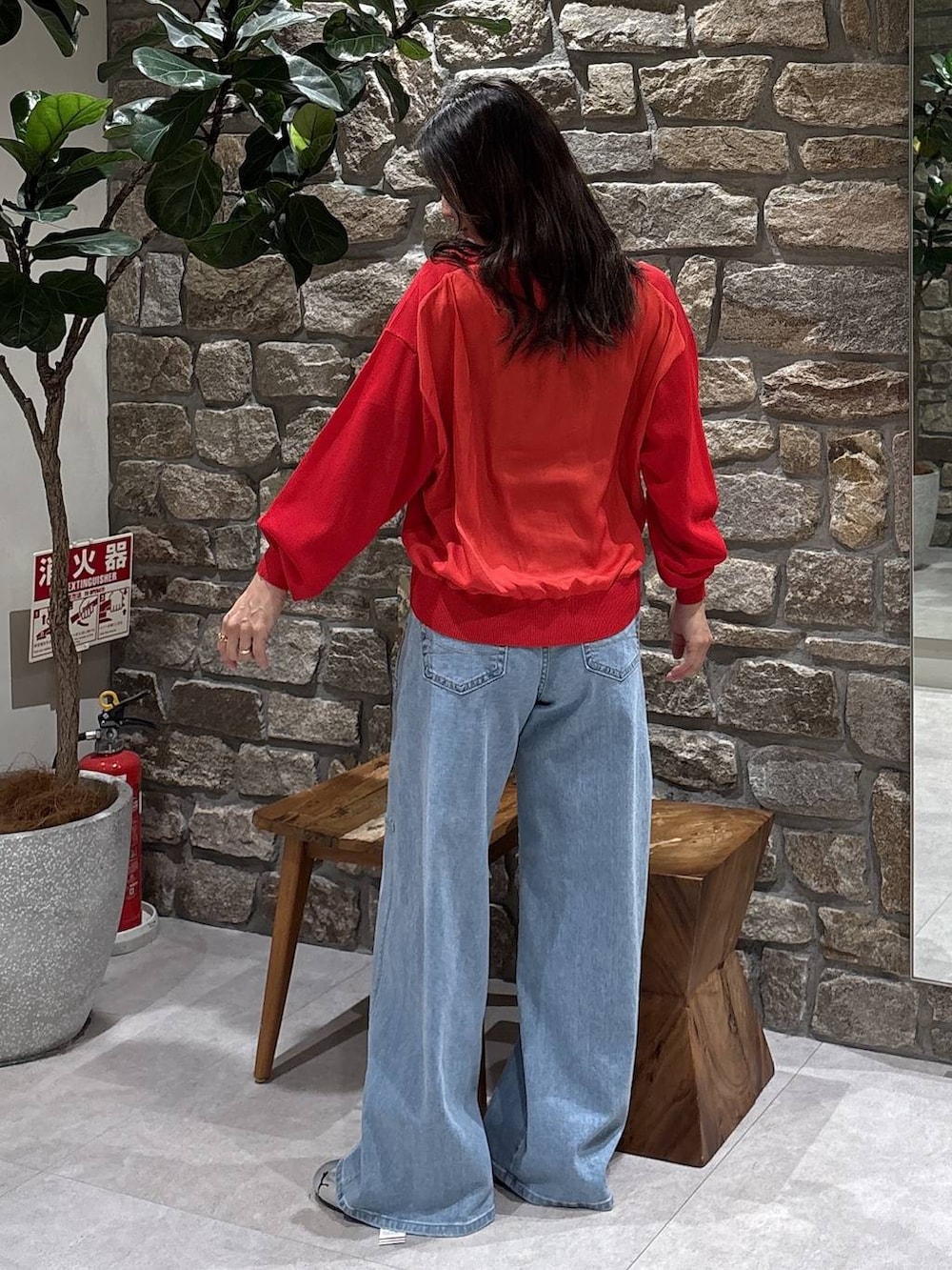 レッド系のカーディガン/ボレロ、グレー系のスニーカーを着用したレディースの春コーディネートの3枚目の写真