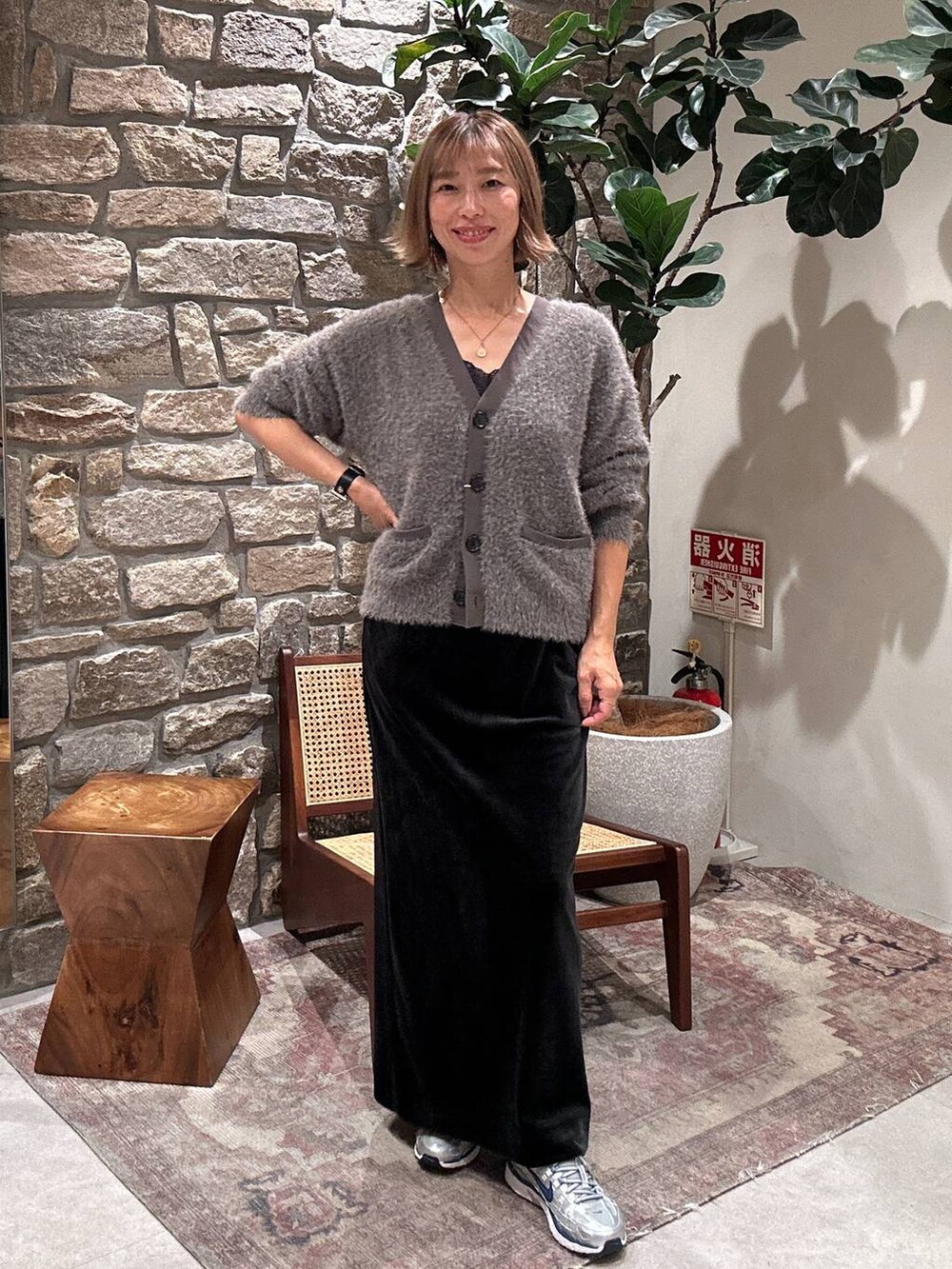 ブラック系のスカート、ブラウン系のカーディガン/ボレロを着用したレディースの秋コーディネートの3枚目の写真