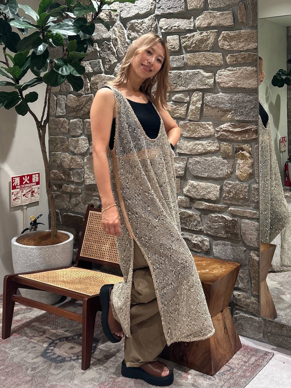 ブラウン系のサンダル、グリーン系のその他パンツ、グリーン系のワンピースを着用したレディースの夏コーディネートの3枚目の写真