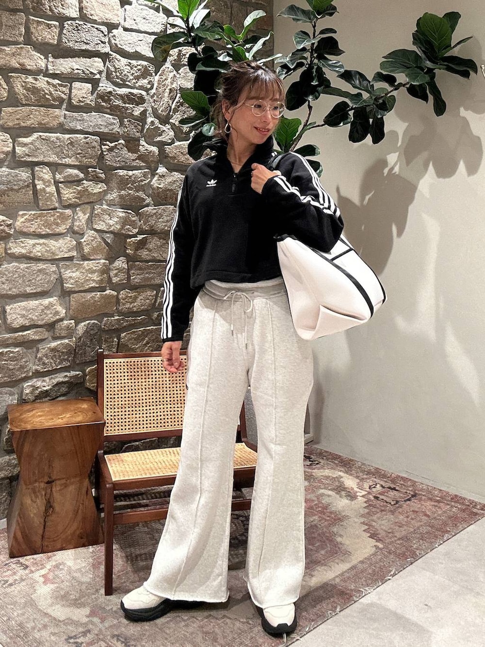 グレー系のその他パンツ、ベージュ系のトートバッグ、ブラック系のスウェットを着用したレディースの冬コーディネートの2枚目の写真