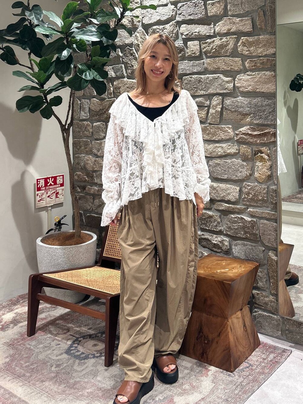 ブラウン系のサンダル、グリーン系のその他パンツ、ホワイト系のシャツ/ブラウスを着用したレディースの夏コーディネートの3枚目の写真