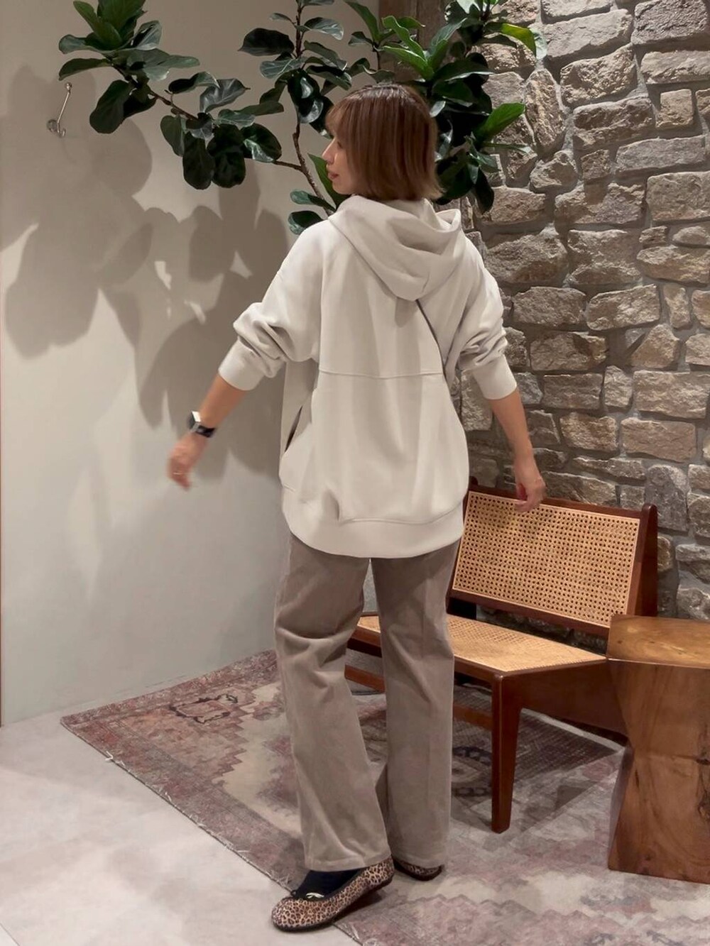 グレー系のパーカー、ベージュ系のその他パンツを着用したレディースの秋コーディネートの2枚目の写真
