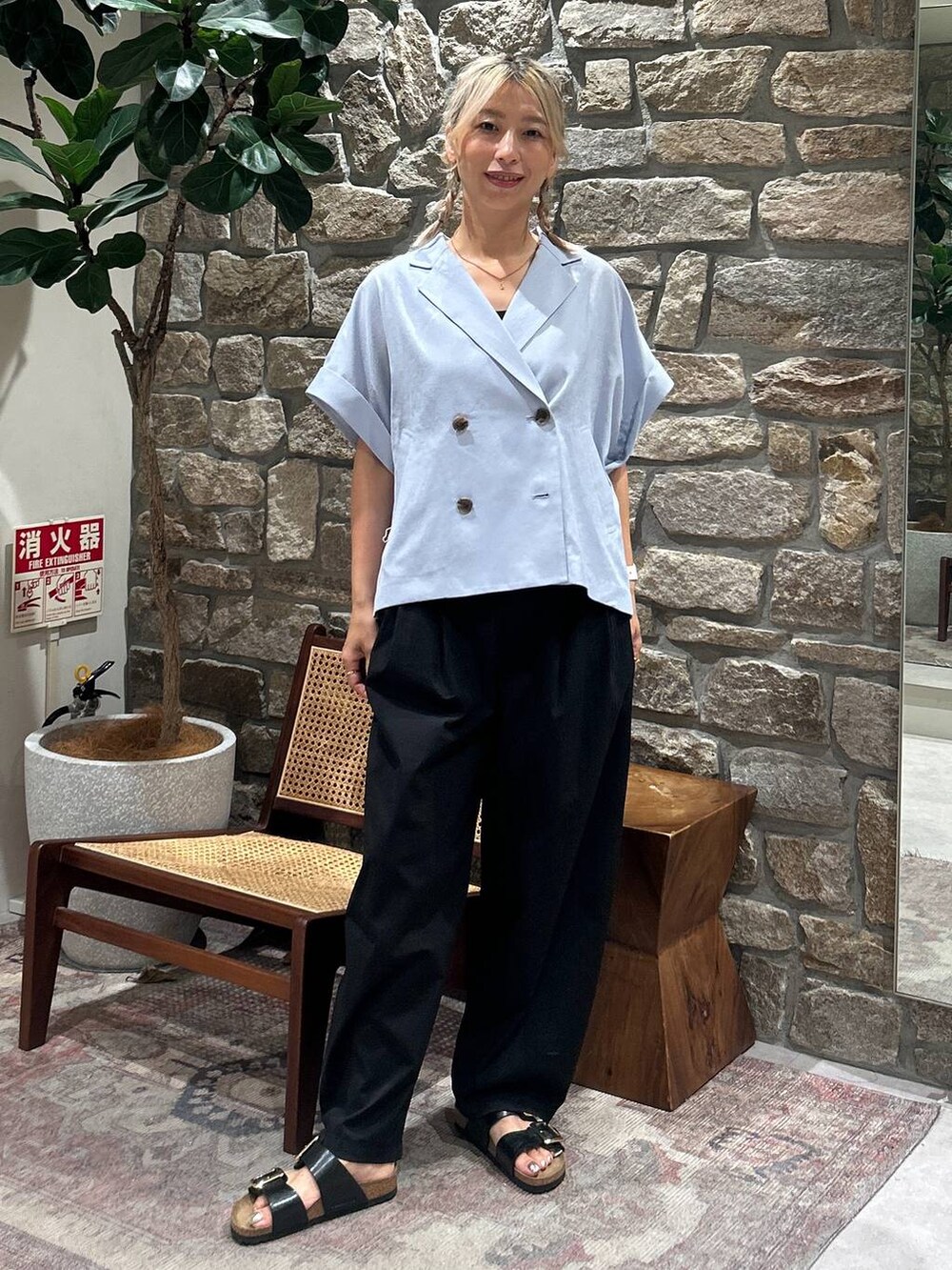 ブラック系のその他パンツ、ブルー系のその他アウター、ブラック系のインナーウェア/肌着を着用したレディースの夏コーディネートの4枚目の写真