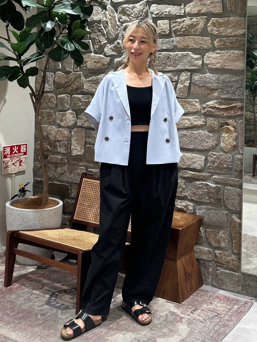 ブラック系のその他パンツ、ブルー系のその他アウター、ブラック系のインナーウェア/肌着を着用したレディースの夏コーディネートの2枚目の写真