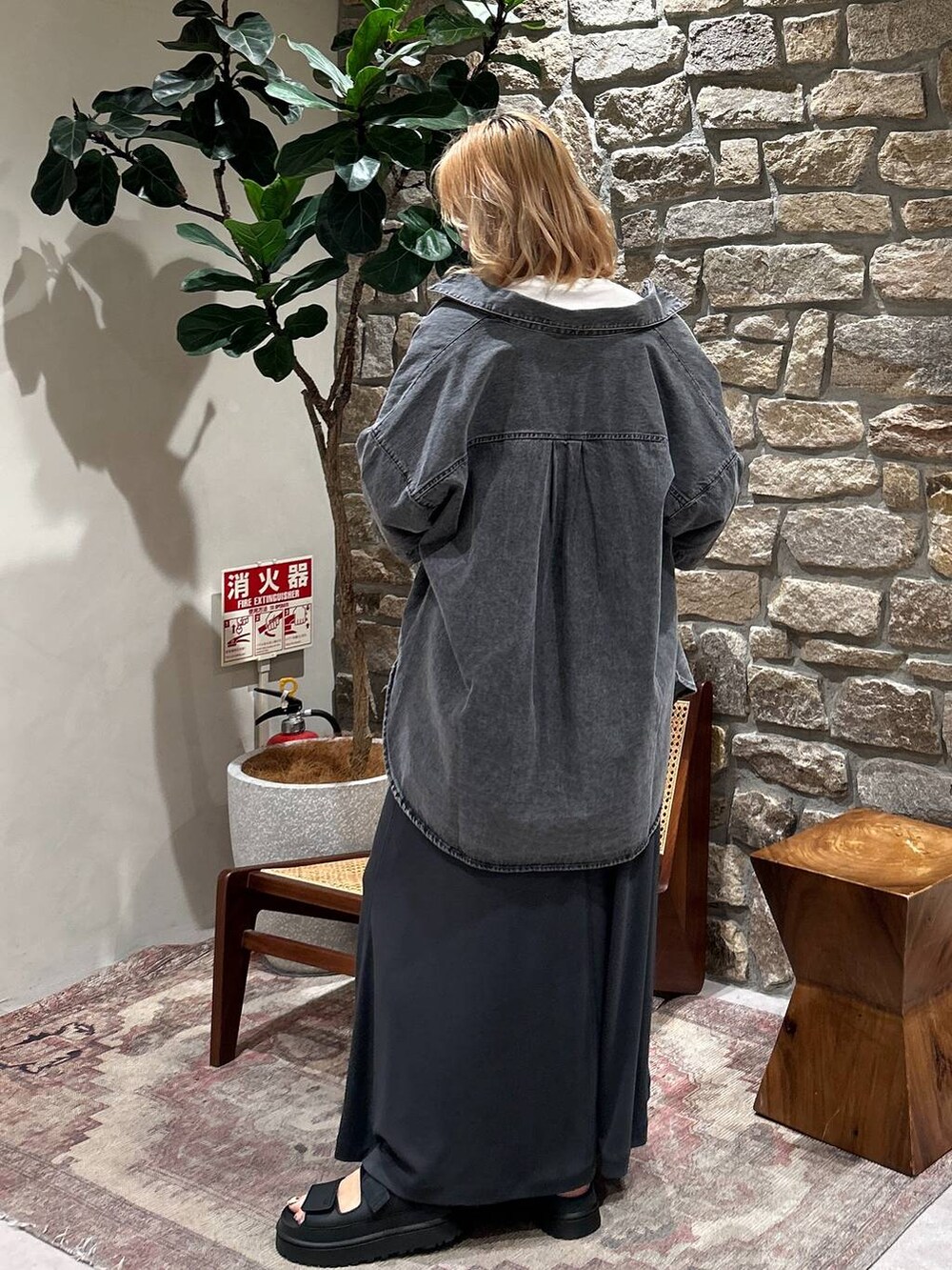 ブラック系のサンダル、ピンク系のTシャツ/カットソー、グレー系のシャツ/ブラウスを着用したレディースの春コーディネートの2枚目の写真