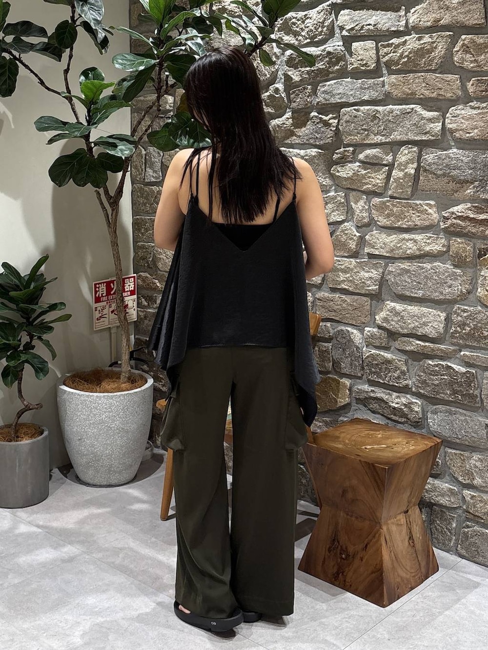 ブラック系のキャミソール、ブラック系のその他パンツ、ブラック系のサンダルを着用したレディースの夏コーディネートの2枚目の写真