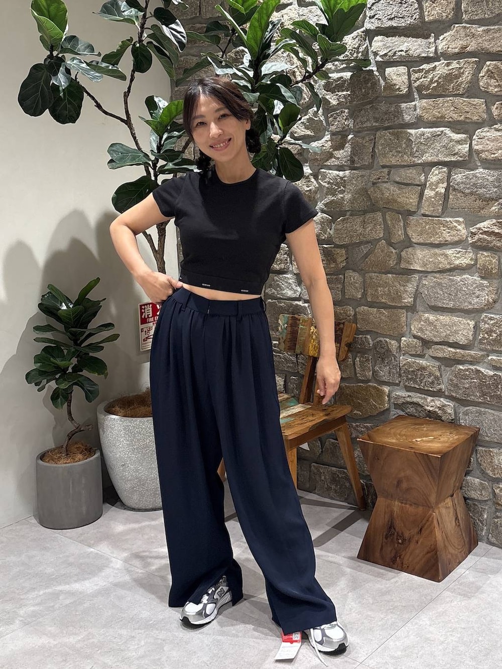 グレー系のスニーカー、ブラック系のTシャツ/カットソー、ブルー系のその他パンツを着用したレディースの春コーディネートの4枚目の写真
