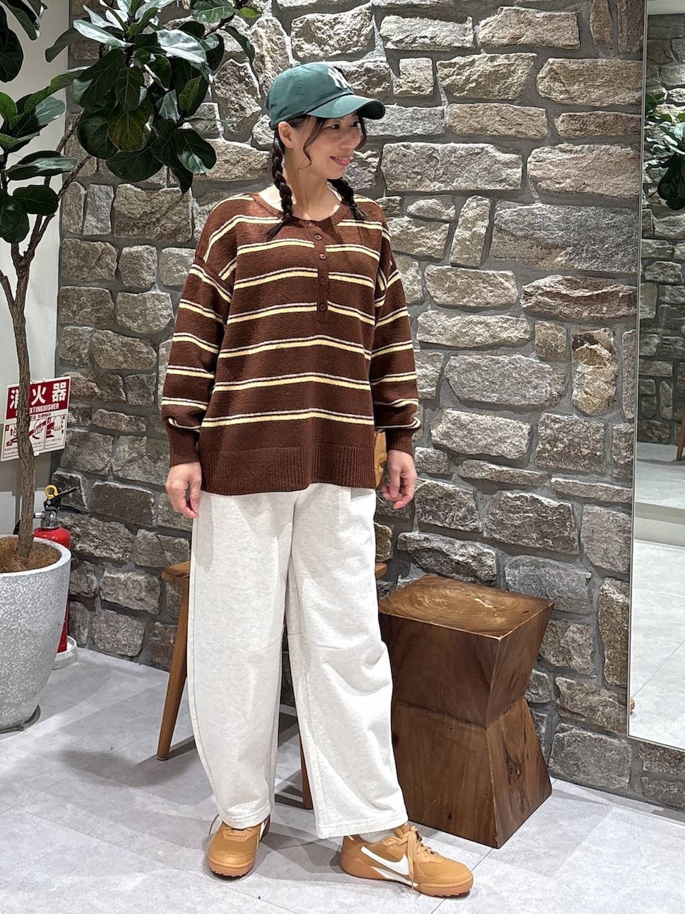 ブラウン系のニット/セーター、ベージュ系のその他パンツを着用したレディースの冬コーディネートの2枚目の写真