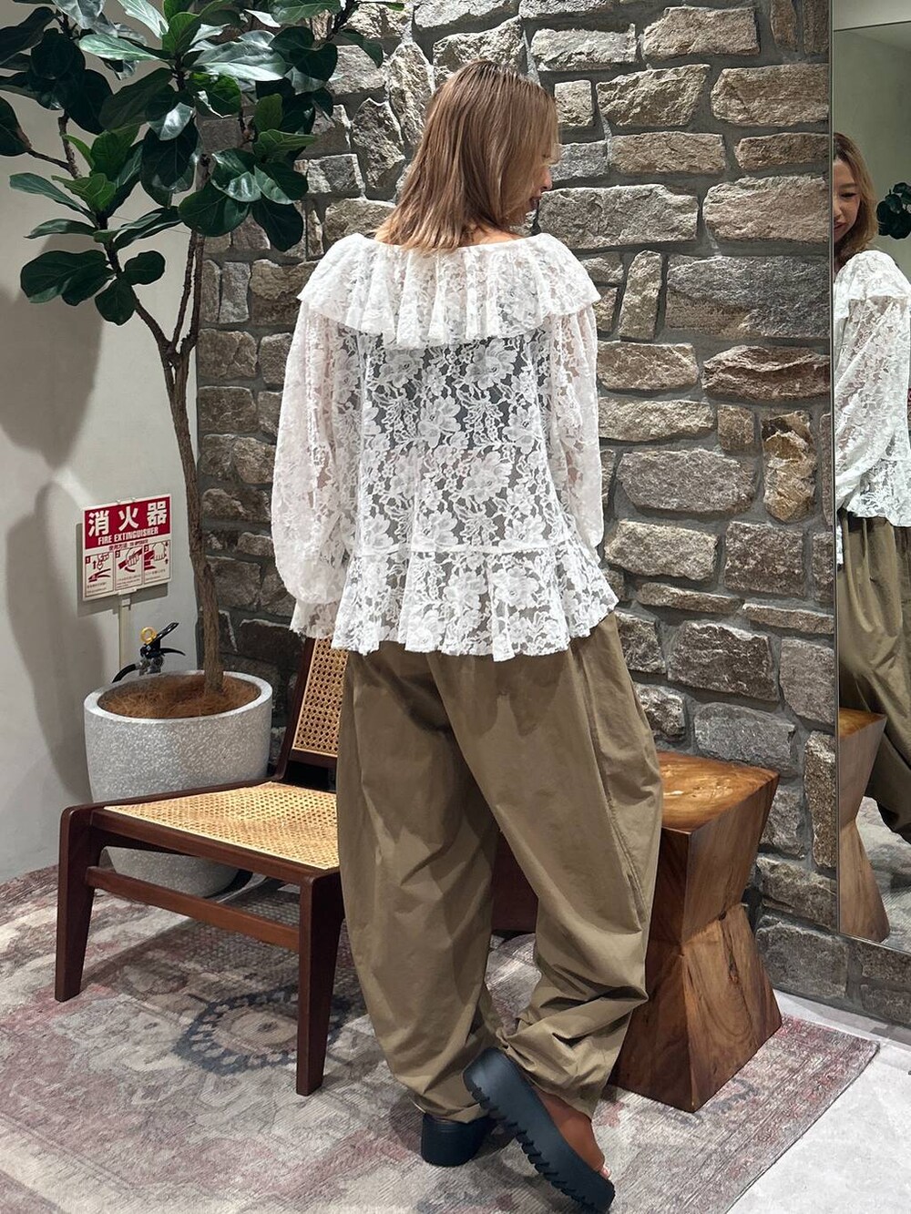 ブラウン系のサンダル、グリーン系のその他パンツ、ホワイト系のシャツ/ブラウスを着用したレディースの夏コーディネートの2枚目の写真