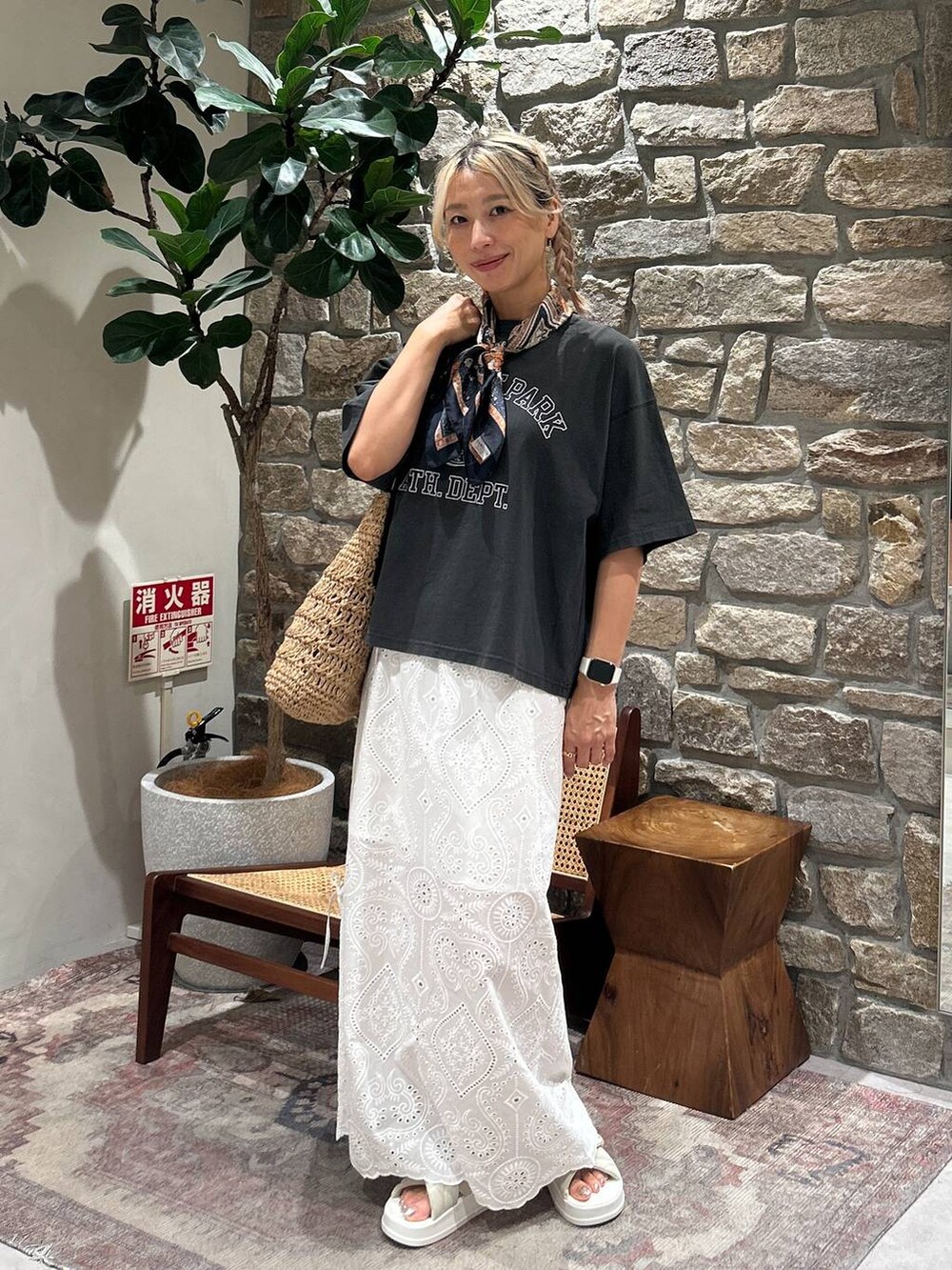 グレー系のTシャツ/カットソー、ホワイト系のスカート、ブルー系のバンダナ/スカーフを着用したレディースの夏コーディネートの2枚目の写真