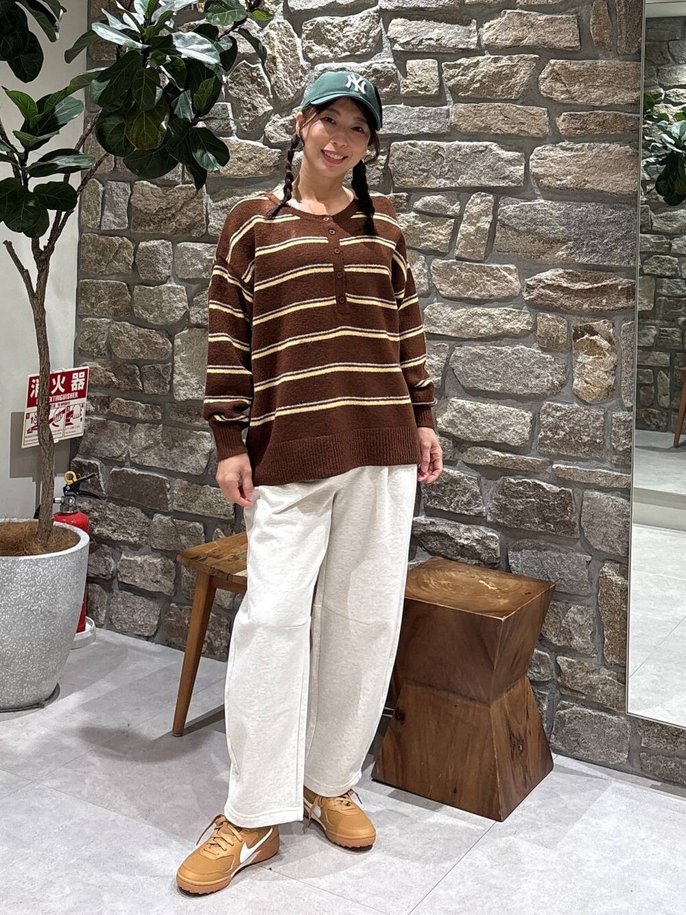 ブラウン系のニット/セーター、ベージュ系のその他パンツを着用したレディースの冬コーディネートの3枚目の写真