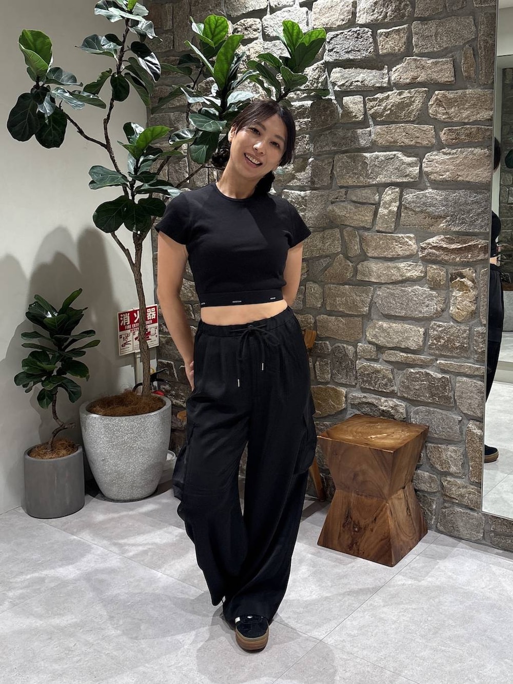 ブラック系のTシャツ/カットソー、ブラック系のその他パンツを着用したレディースの春コーディネートの2枚目の写真