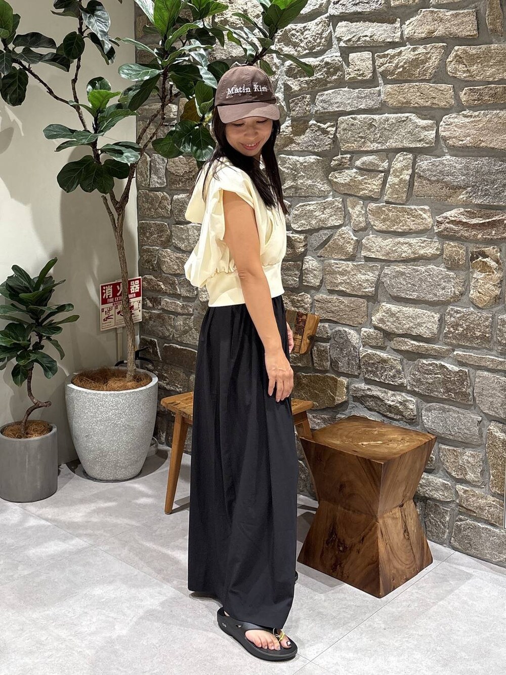 ホワイト系のパーカー、ブラック系のその他パンツ、ブラック系のサンダルを着用したレディースの夏コーディネートの2枚目の写真