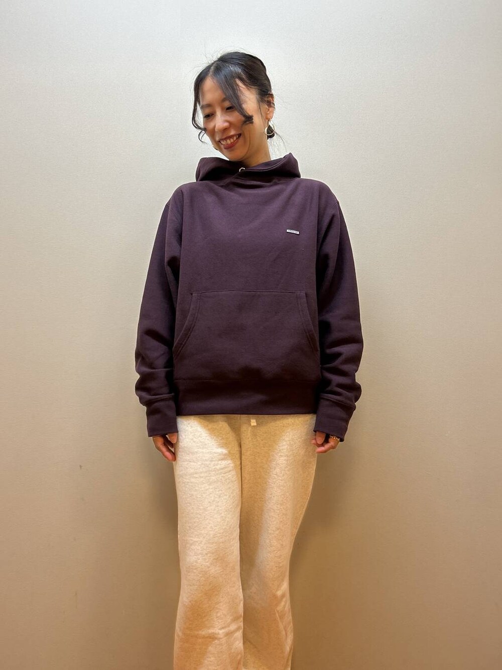 ベージュ系のその他パンツ、ブラウン系のパーカーを着用したレディースの秋コーディネートの2枚目の写真