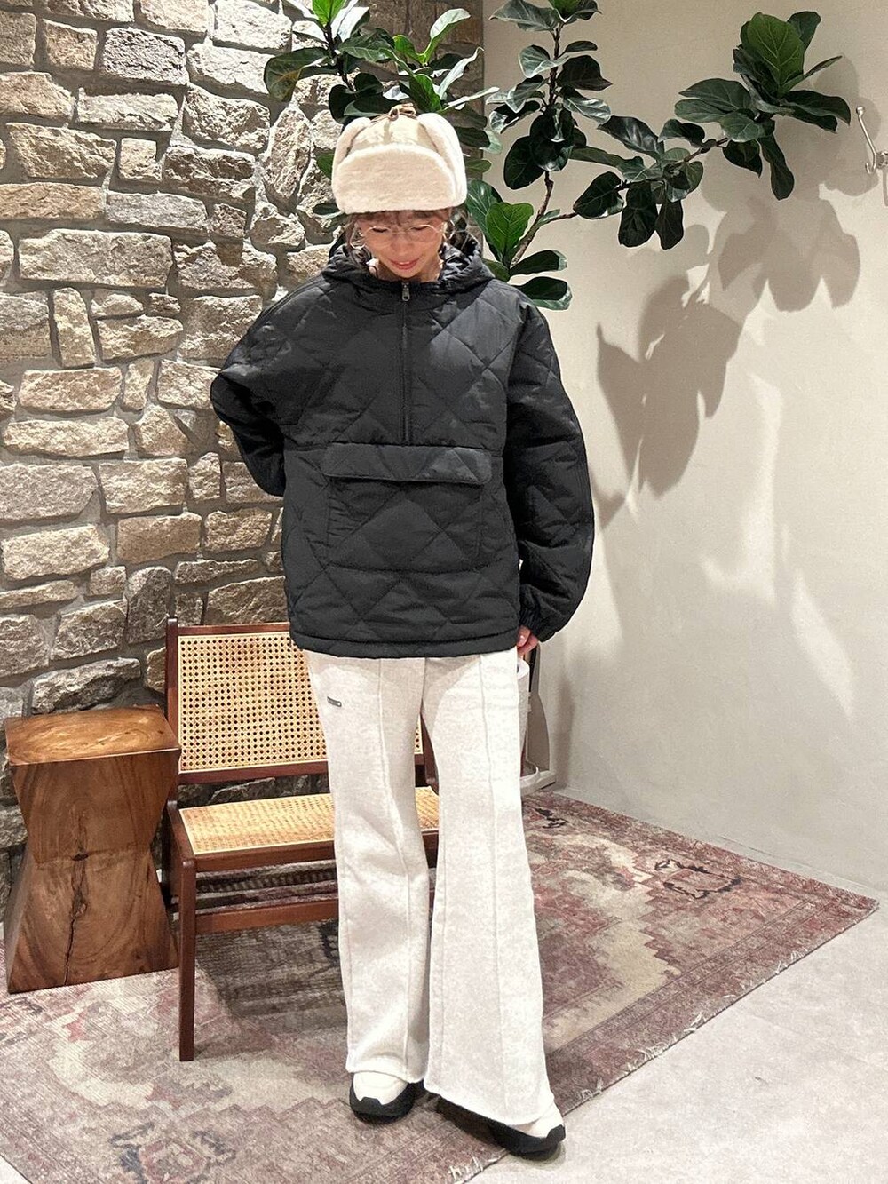 グレー系のその他パンツ、ブラック系のその他アウター、ベージュ系のキャップを着用したレディースの冬コーディネートの2枚目の写真