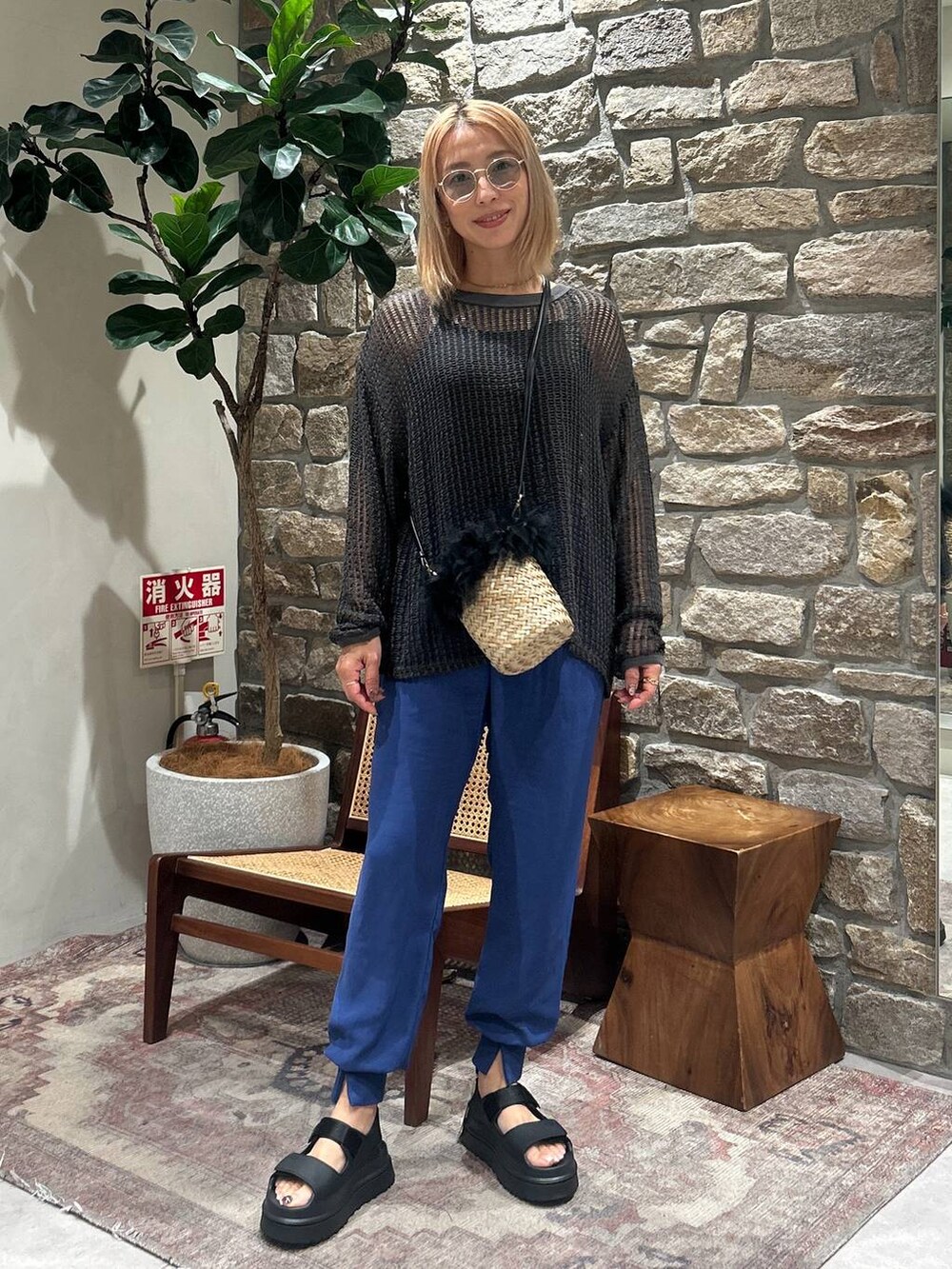 ブラック系のサンダル、ブルー系のその他パンツ、グレー系のTシャツ/カットソーを着用したレディースの春コーディネートの2枚目の写真