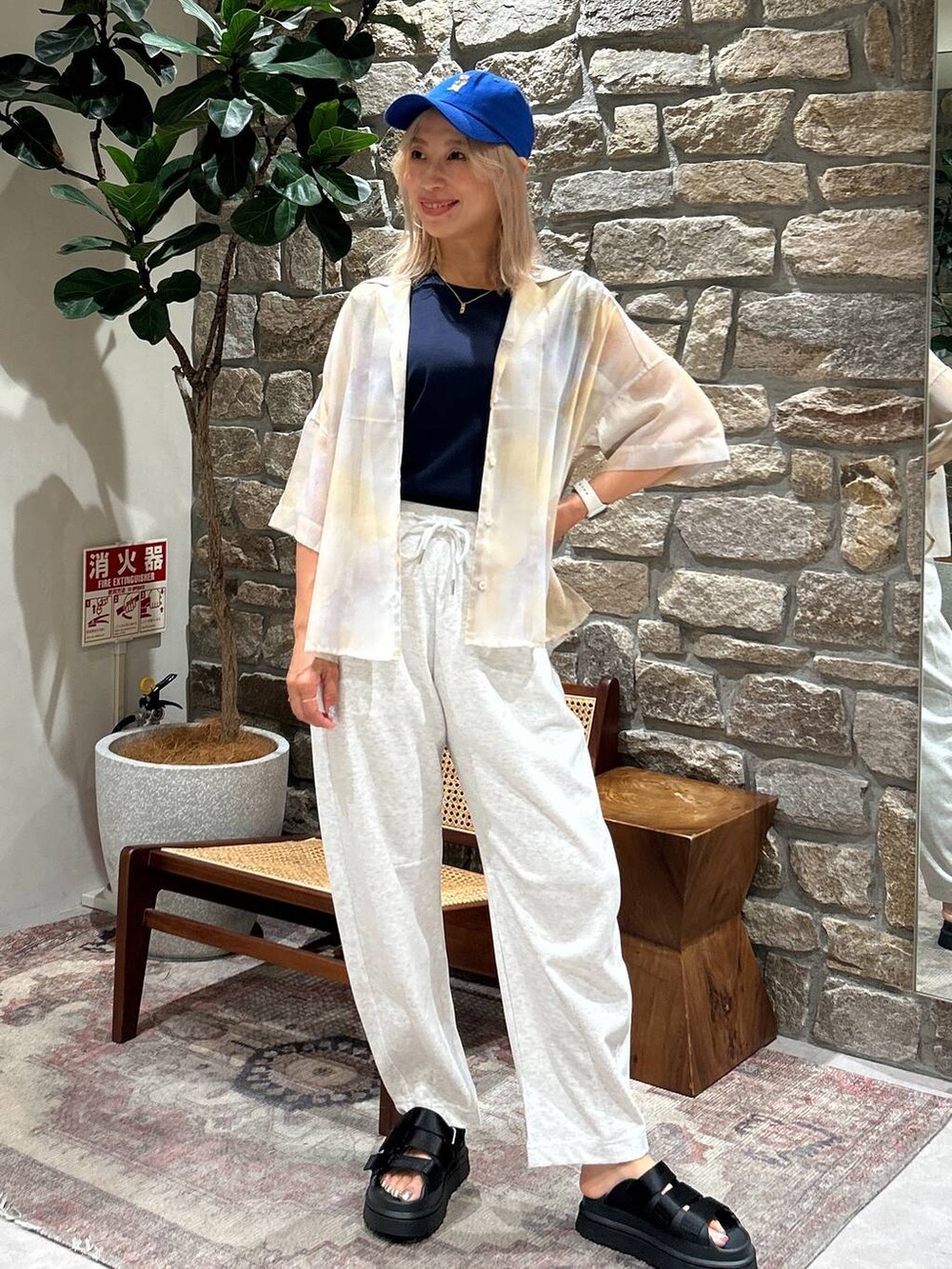 ブラック系のサンダル、ブルー系のTシャツ/カットソー、イエロー系のシャツ/ブラウスを着用したレディースの夏コーディネートの2枚目の写真