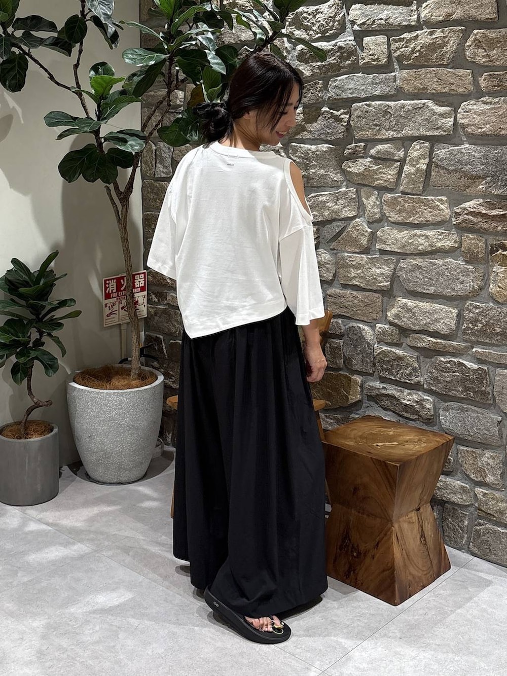 ホワイト系のTシャツ/カットソー、ブラック系のその他パンツ、ブラック系のサンダルを着用したレディースの夏コーディネートの3枚目の写真