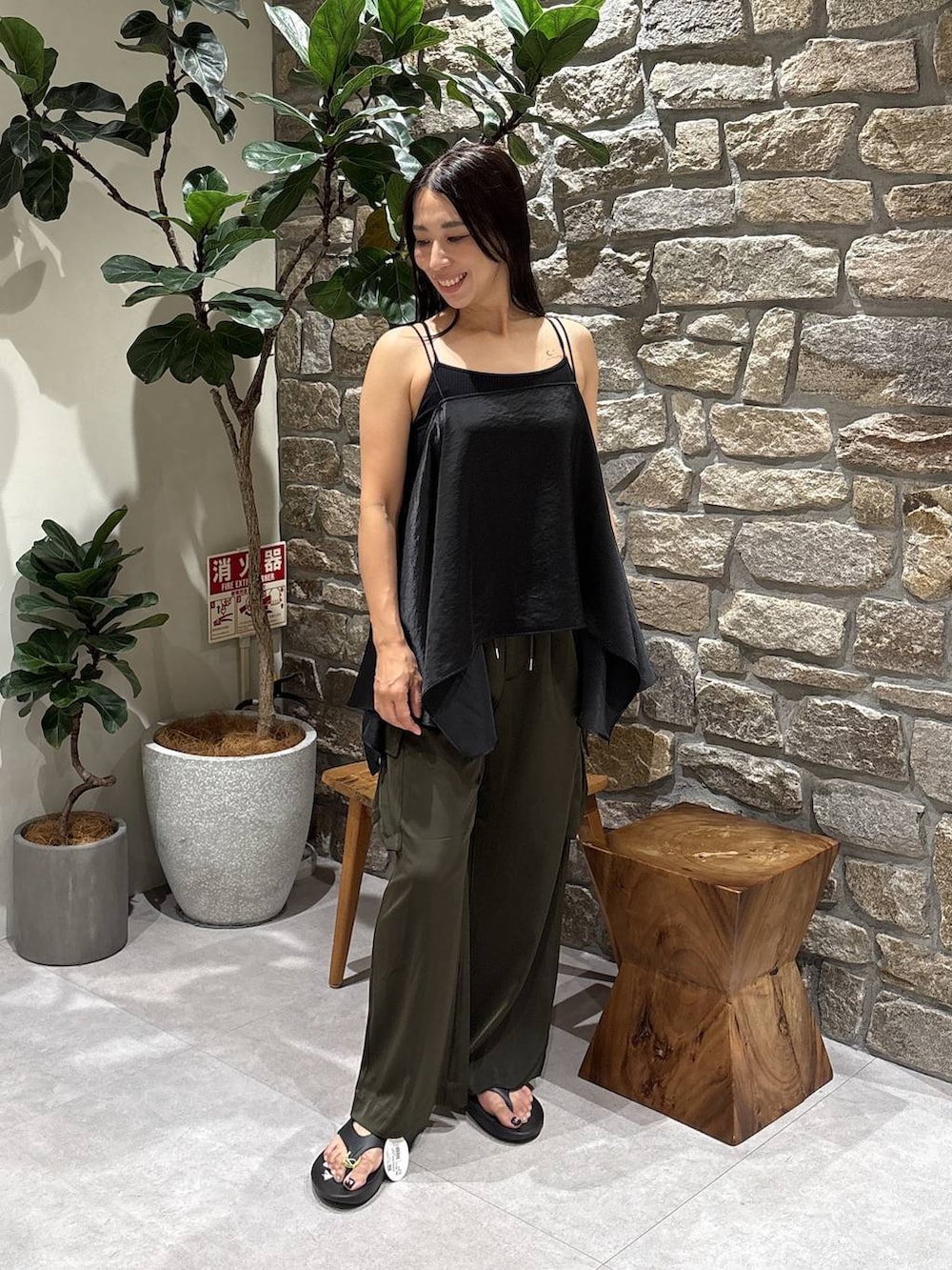 ブラック系のキャミソール、ブラック系のその他パンツ、ブラック系のサンダルを着用したレディースの夏コーディネートの3枚目の写真