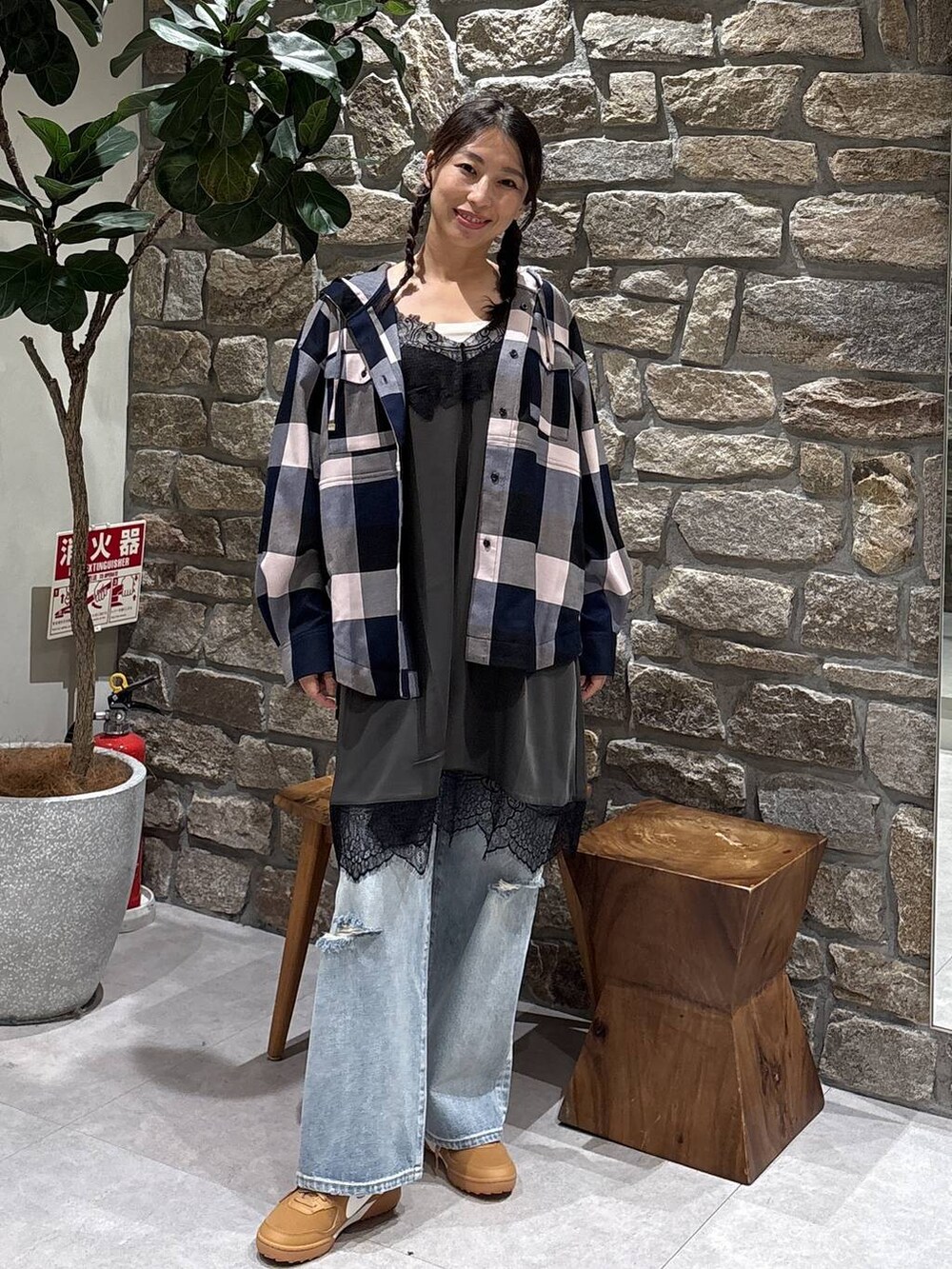 ベージュ系のキャミソール、ブルー系のデニムパンツ、ブルー系のシャツ/ブラウスを着用したレディースの冬コーディネートの2枚目の写真