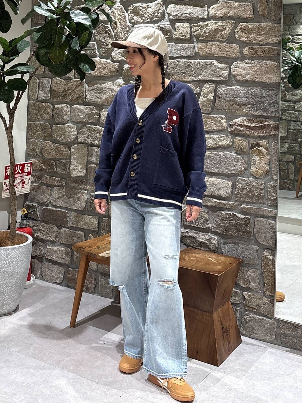 ベージュ系のキャミソール、ブルー系のカーディガン/ボレロ、ブルー系のデニムパンツを着用したレディースの冬コーディネートの2枚目の写真