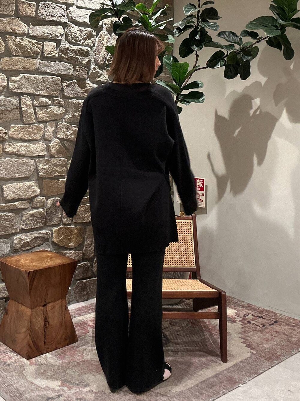 ブラック系のカーディガン/ボレロ、ブラック系のその他パンツを着用したレディースの冬コーディネートの3枚目の写真