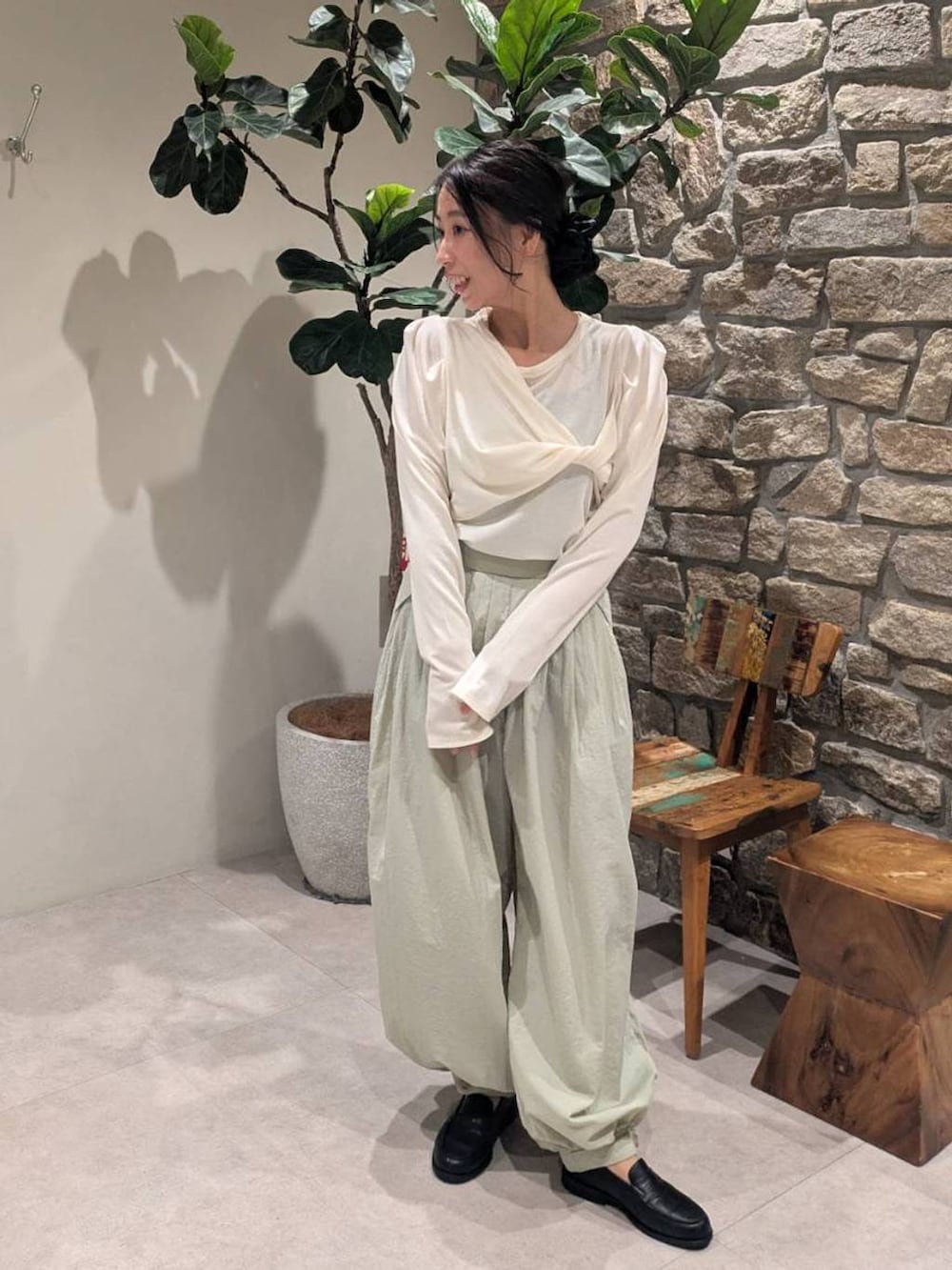 その他のローファー、ホワイト系のTシャツ/カットソー、グレー系のその他パンツを着用したレディースの春コーディネートの2枚目の写真