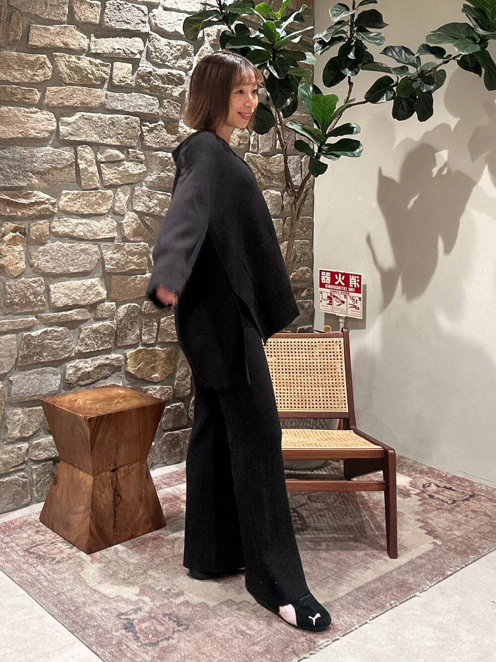 ブラック系のカーディガン/ボレロ、ブラック系のその他パンツを着用したレディースの冬コーディネートの2枚目の写真