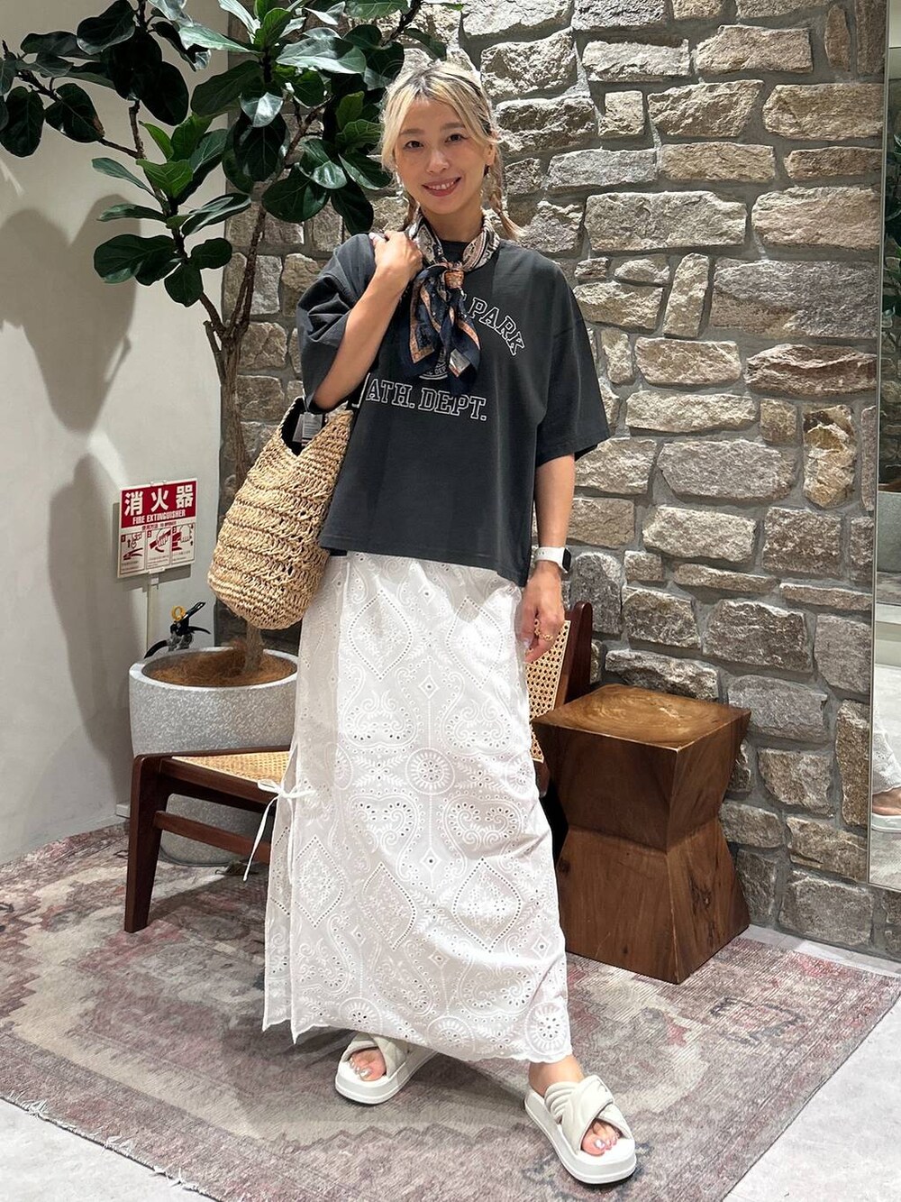 グレー系のTシャツ/カットソー、ホワイト系のスカート、ブルー系のバンダナ/スカーフを着用したレディースの夏コーディネートの3枚目の写真