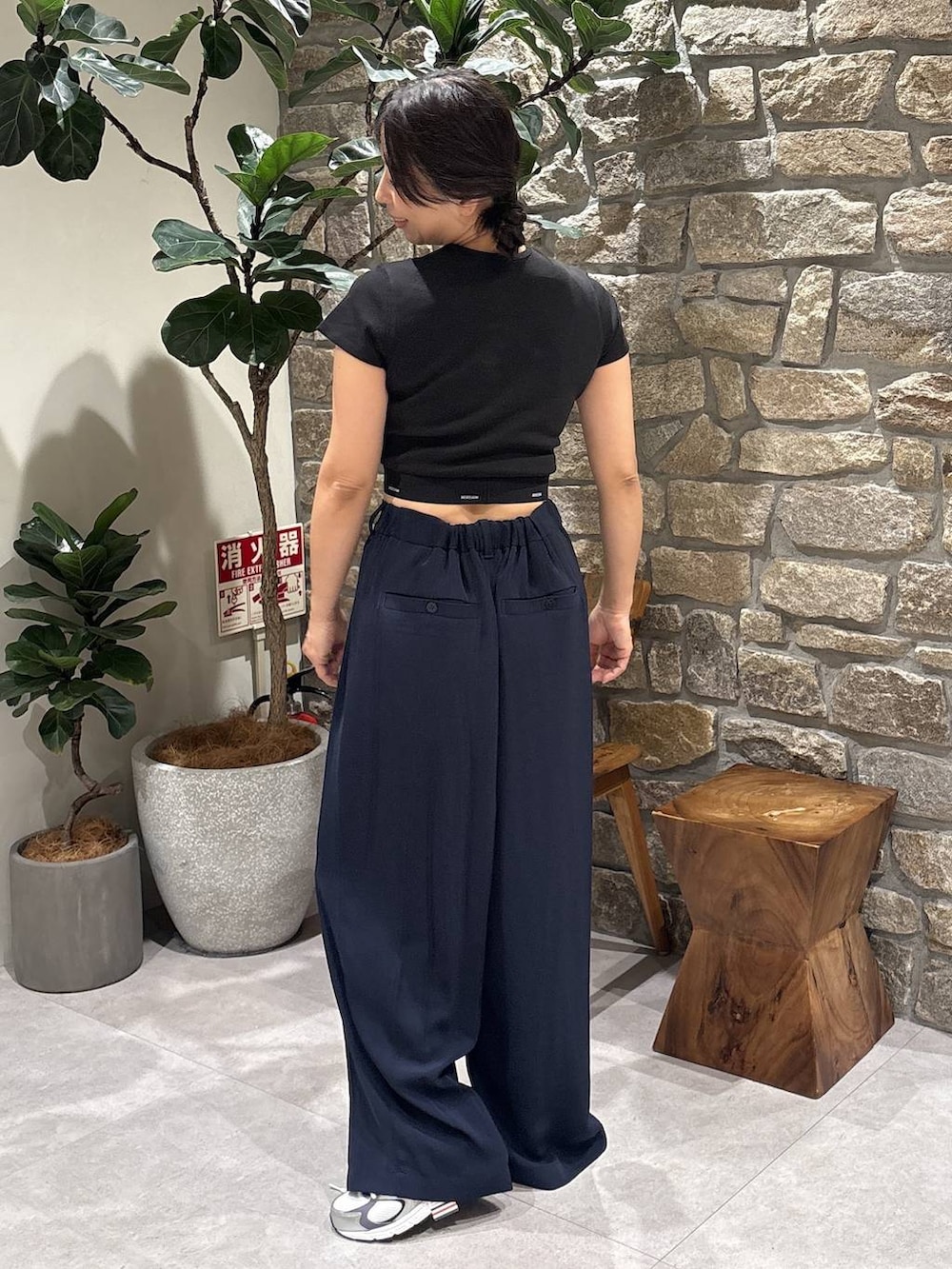 グレー系のスニーカー、ブラック系のTシャツ/カットソー、ブルー系のその他パンツを着用したレディースの春コーディネートの3枚目の写真