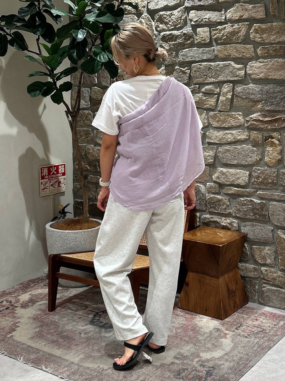 ホワイト系のTシャツ/カットソー、パープル系のシャツ/ブラウス、ブラック系のサンダルを着用したレディースの夏コーディネートの3枚目の写真