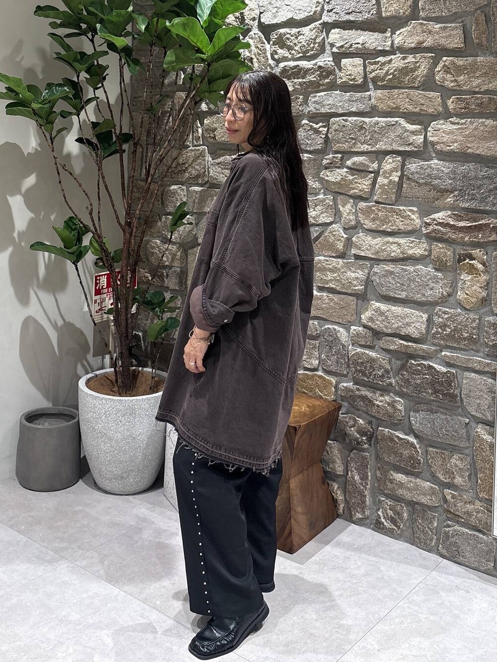 ブラック系のスリッポン、ブラック系のその他パンツ、ブラウン系のワンピースを着用したレディースの秋コーディネートの2枚目の写真