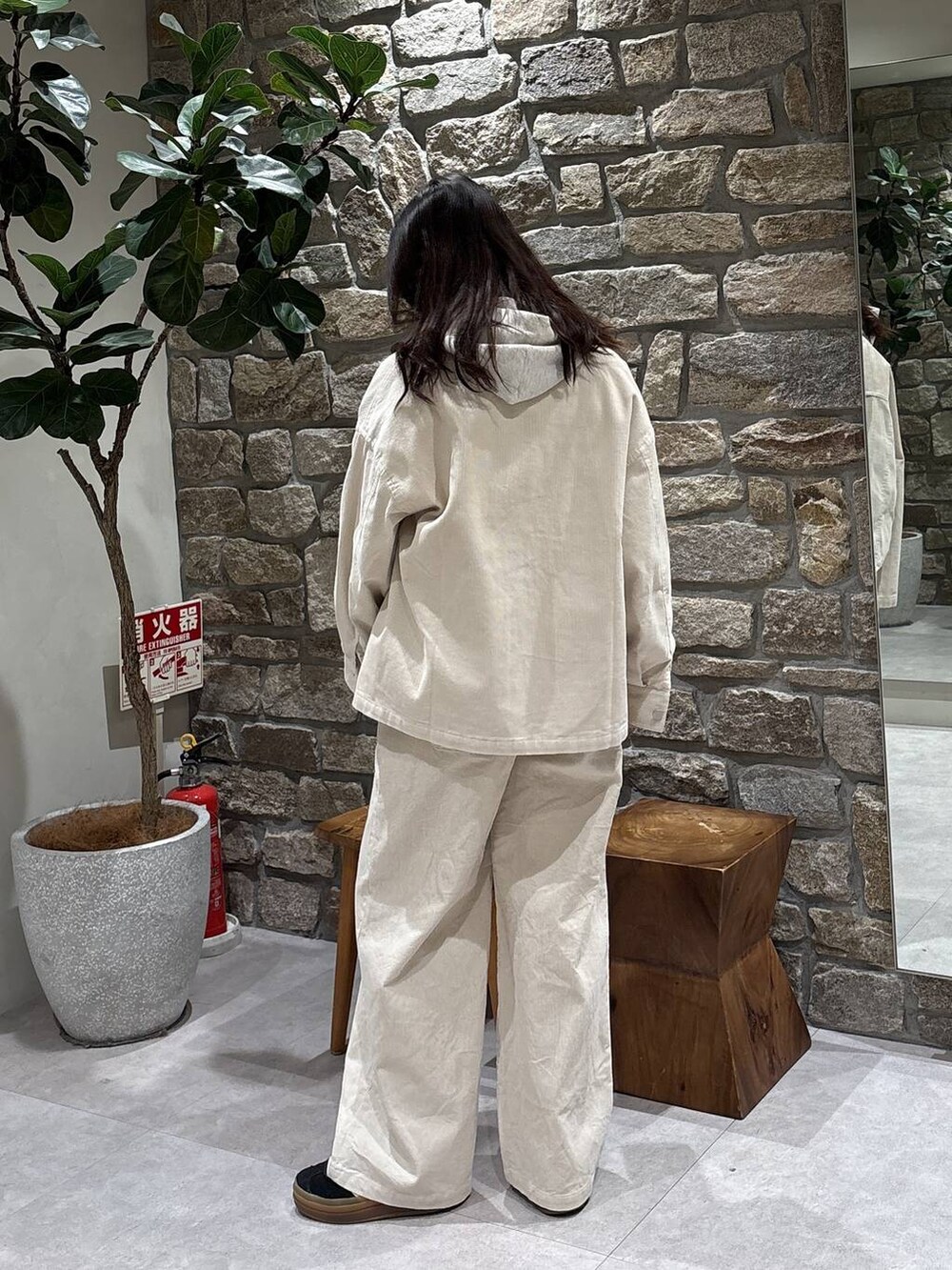 ホワイト系のスウェットを着用したレディースの冬コーディネートの2枚目の写真