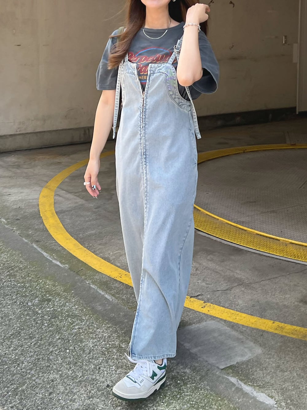 ブルー系のジャンパースカート、グレー系のTシャツ/カットソー、ホワイト系のスニーカーを着用したレディースの夏コーディネートの2枚目の写真