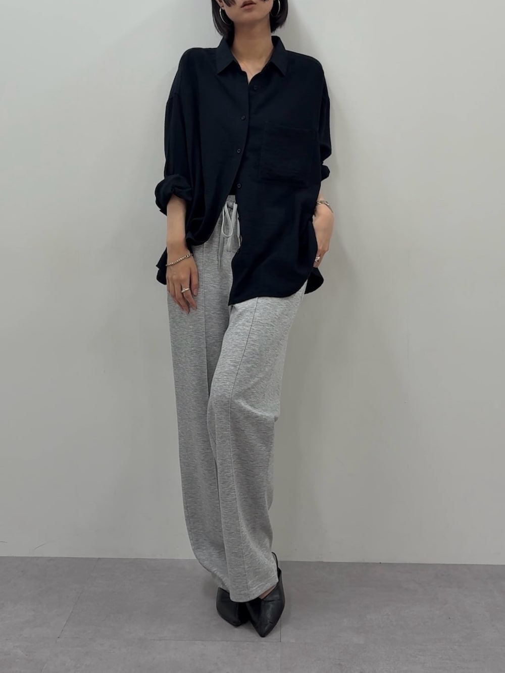 グレー系のパンツ、ブルー系のシャツ/ブラウス、ブルー系のシャツ/ブラウスを着用したレディースの夏コーディネートの2枚目の写真