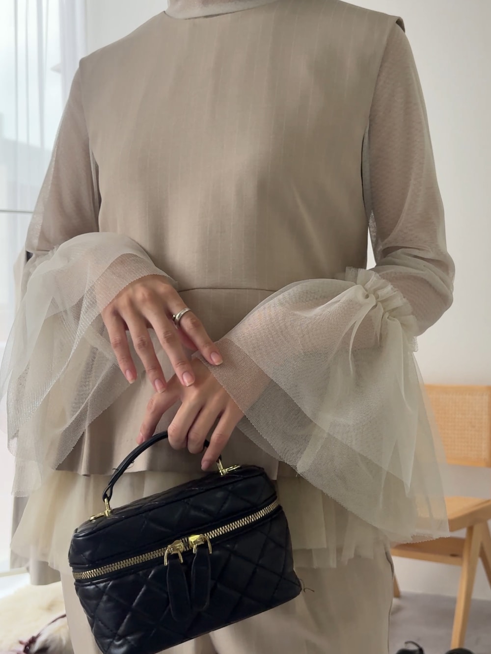 ベージュ系のパンツドレス、ホワイト系のシャツ/ブラウスを着用したレディースの冬コーディネートの4枚目の写真