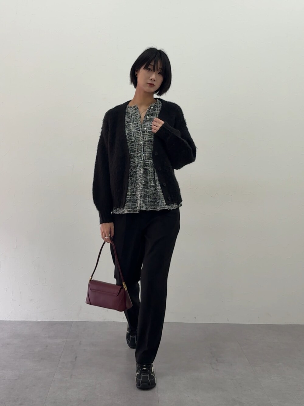 ホワイト系のスーツセットを着用したレディースの冬コーディネートの5枚目の写真