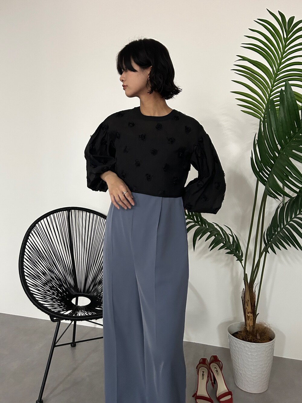 ブラック系のパンツドレスを着用したレディースの秋コーディネートの6枚目の写真