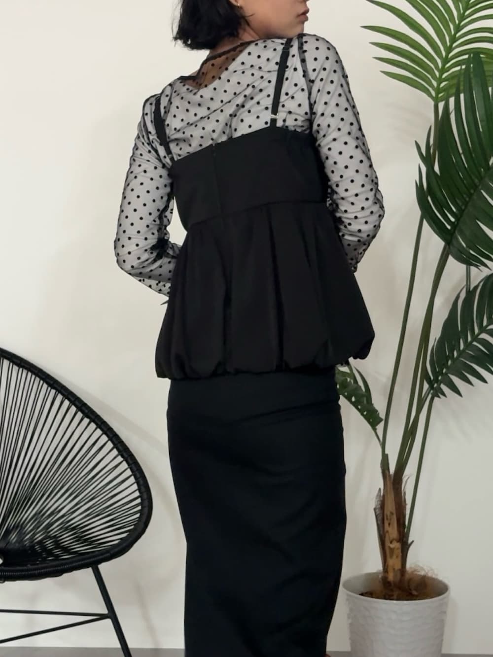 ブラック系のパンツドレスを着用したレディースの秋コーディネートの4枚目の写真