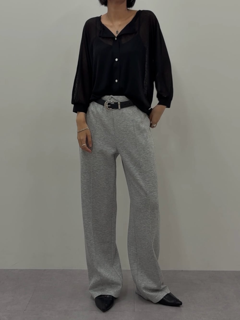 グレー系のパンツ、ブラック系のカーディガン/ボレロを着用したレディースの夏コーディネートの2枚目の写真