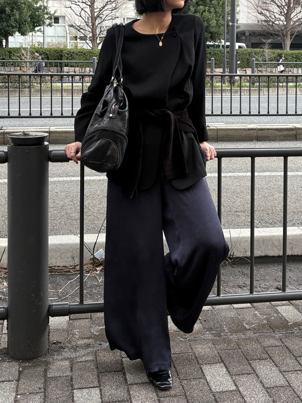 ブラック系のスーツセット、ブルー系のその他パンツを着用したレディースの春コーディネートの2枚目の写真