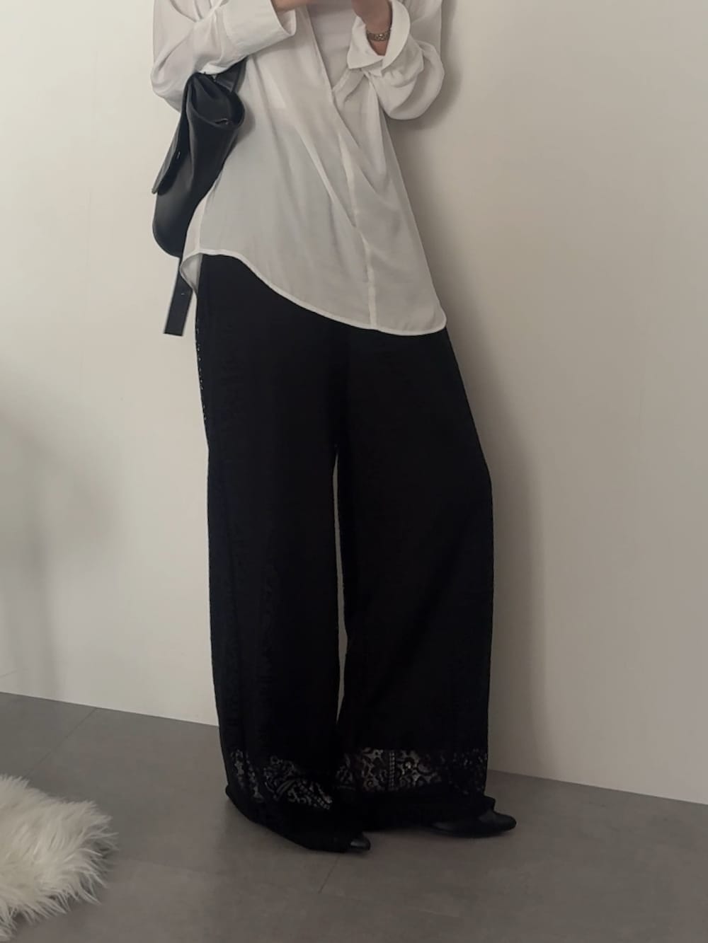 ベージュ系のシャツ/ブラウス、ブラック系のパンツを着用したレディースの春コーディネートの2枚目の写真