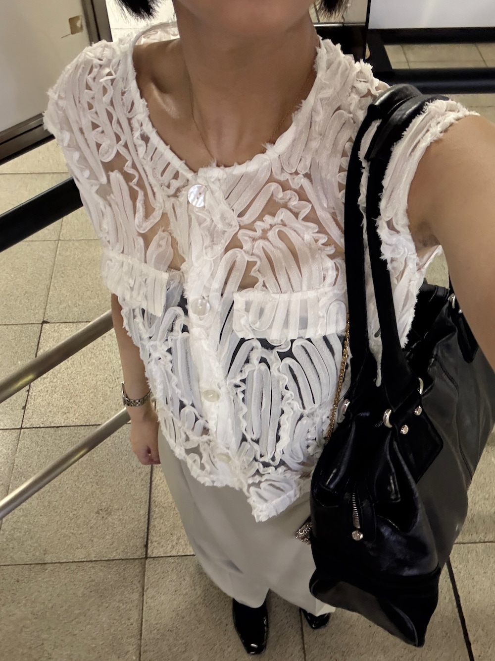 ホワイト系のその他パンツを着用したレディースの夏コーディネートの4枚目の写真