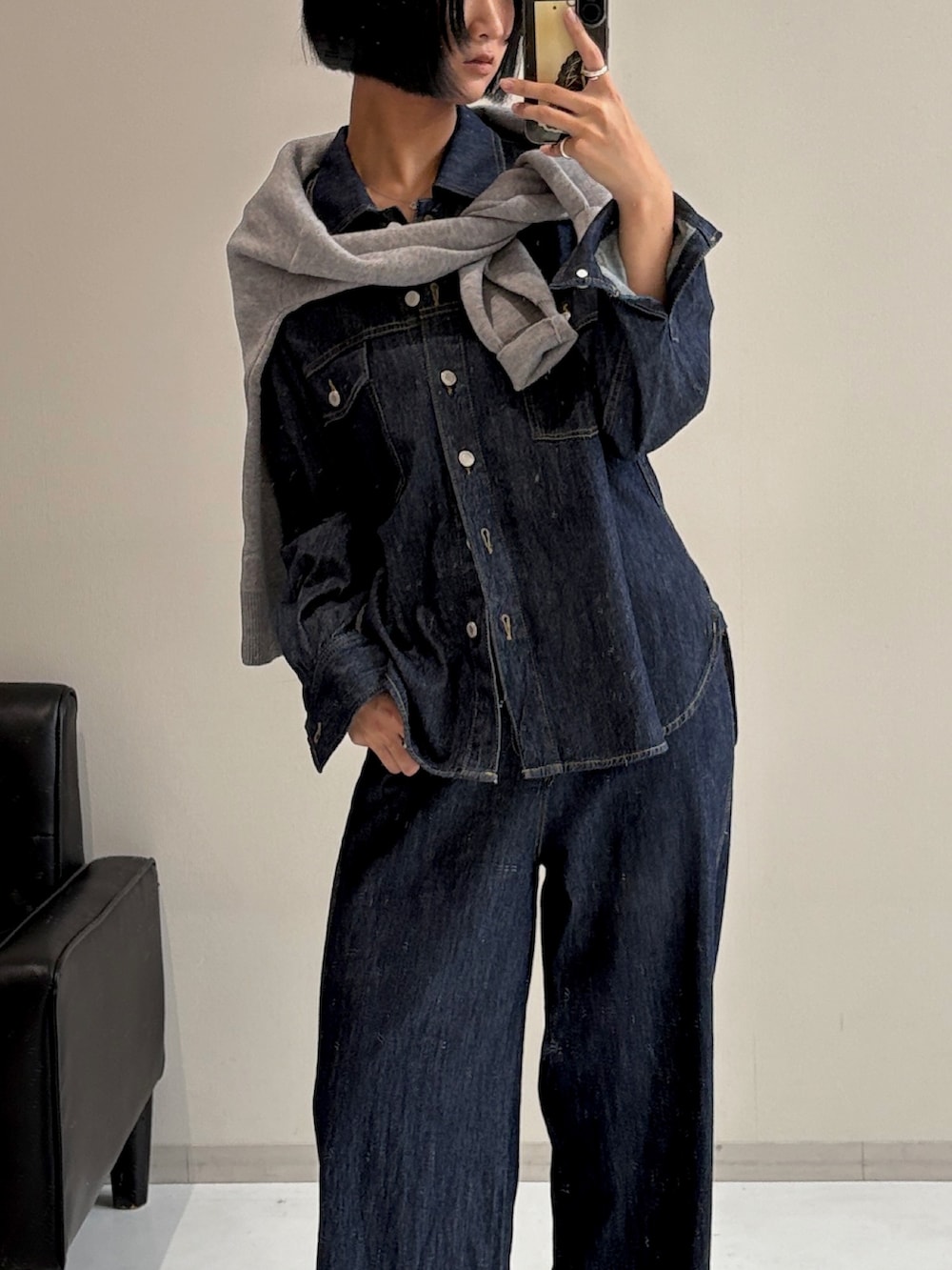ブルー系のデニムパンツ、ブルー系のシャツ/ブラウス、グレー系のカーディガン/ボレロを着用したレディースの秋コーディネートの2枚目の写真