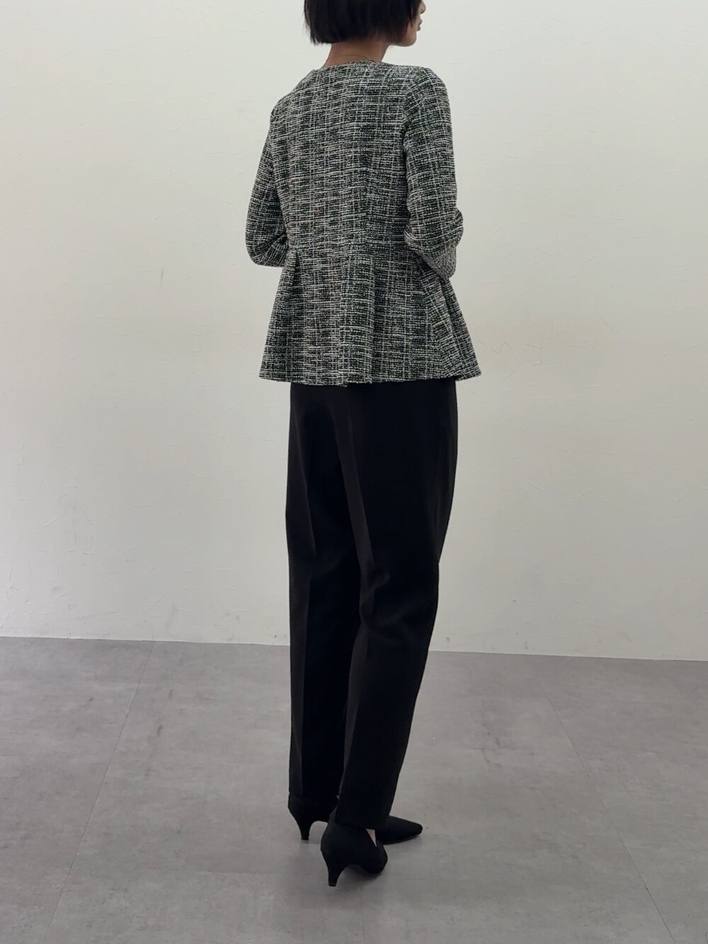 ホワイト系のスーツセットを着用したレディースの冬コーディネートの6枚目の写真