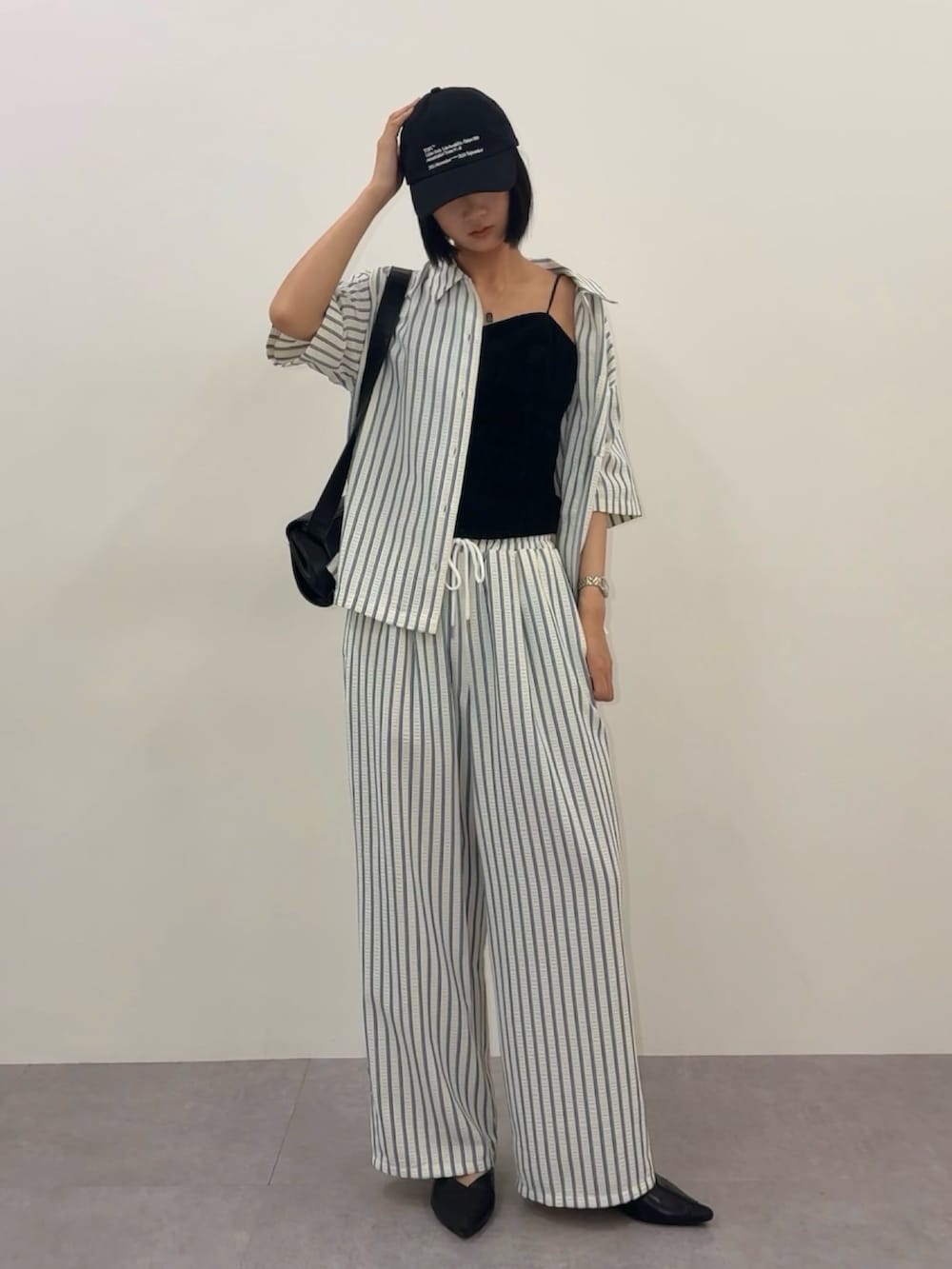 ブルー系のパンツ、ブルー系のシャツ/ブラウスを着用したレディースの夏コーディネートの2枚目の写真