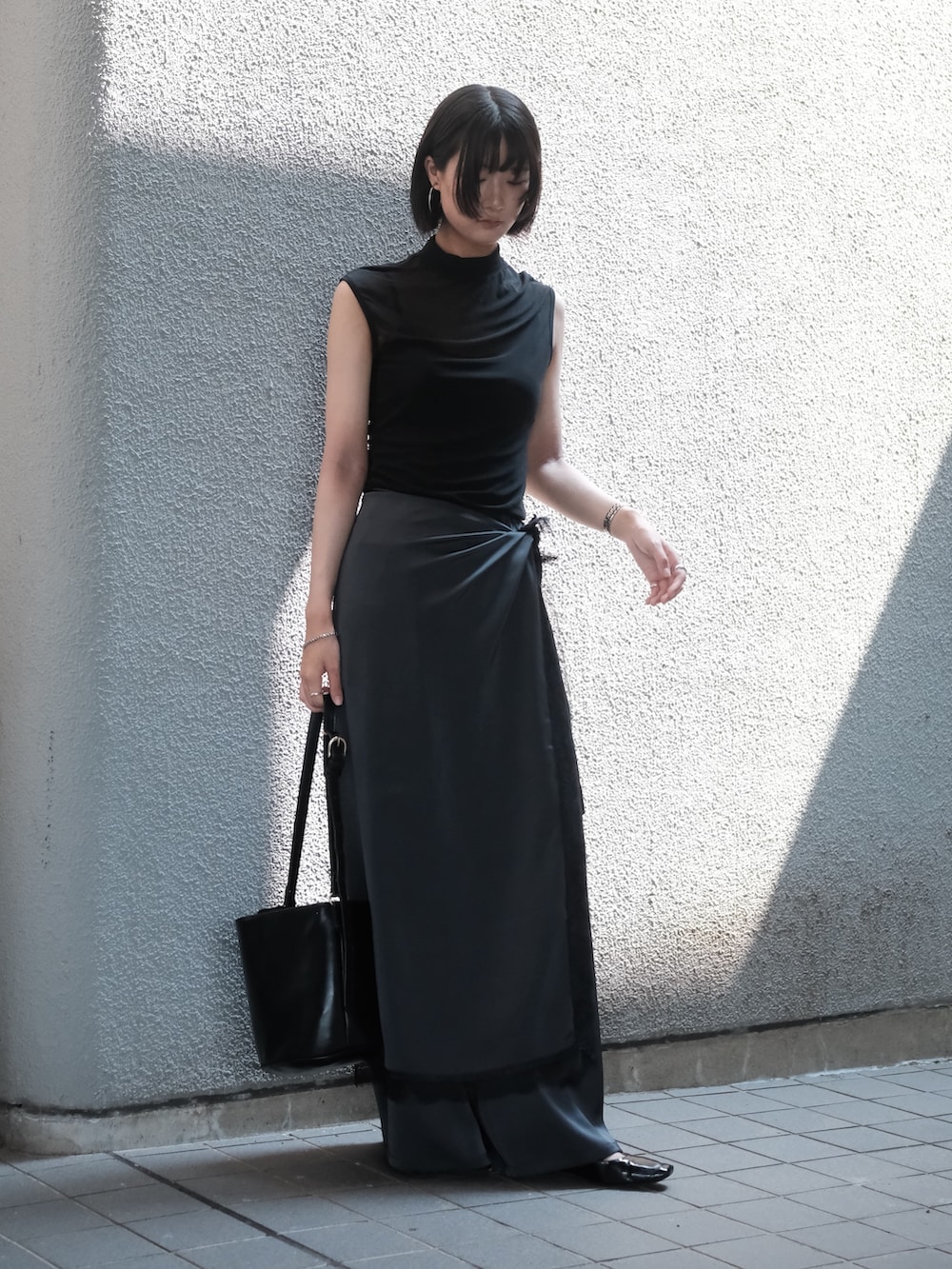 グレー系のその他パンツ、グレー系のその他パンツを着用したレディースの秋コーディネートの3枚目の写真